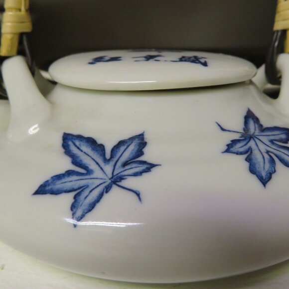 Small Japanese Teapot Blue Leaf Design (DK703) - Picture 4 of 6